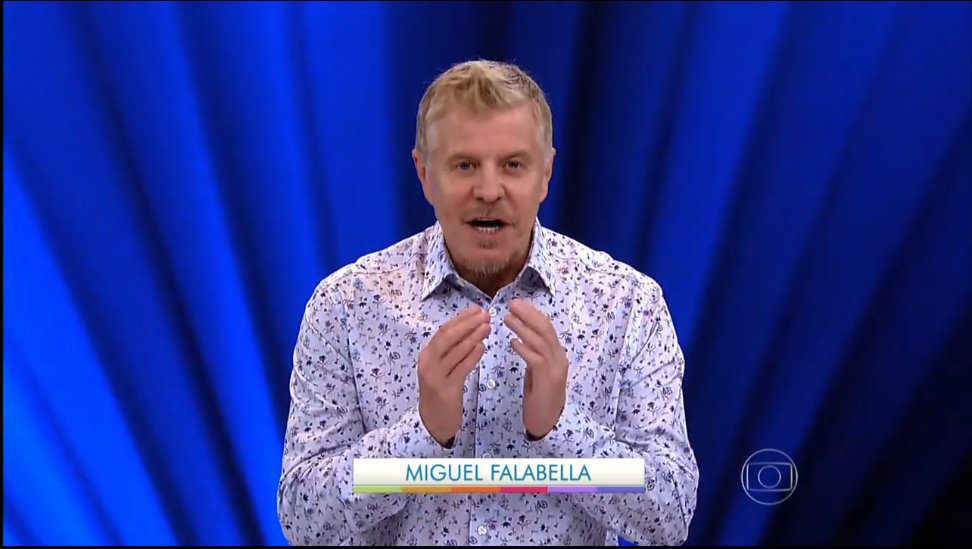 Captura de pantalla del actor Miguel Falabella explicando el término Namasté en un programa de Globoplay, ilustrando la influencia de los medios en el sincretismo religioso.