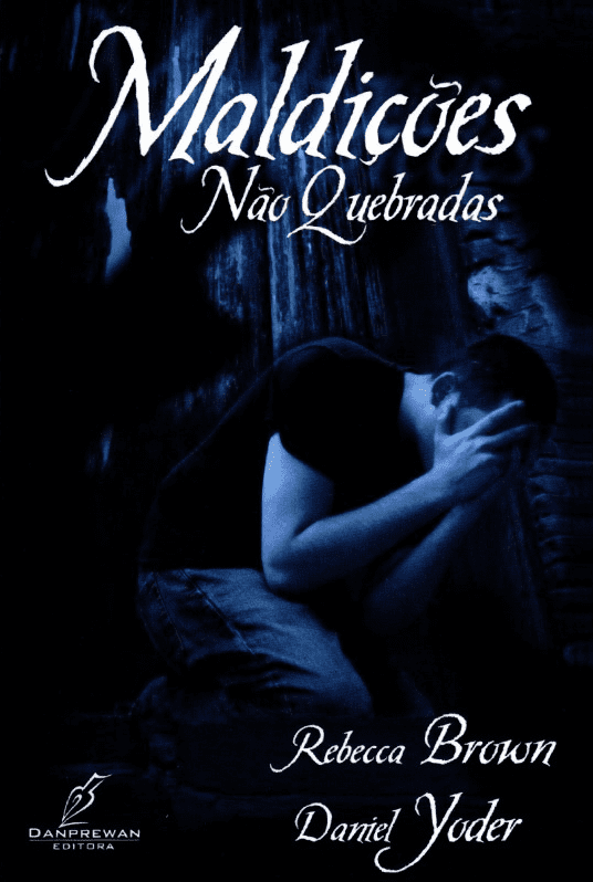 Capa: Maldições Não Quebradas (Edição Danprewan) - Rebecca Brown Capa da edição da Danprewan do livro Maldições Não Quebradas, mostrando uma fotografia em tons de azul escuro de um homem agachado escondendo o rosto em desespero. Autores: Rebecca Brown e Daniel Yoder.