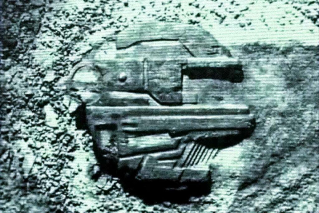 Una estructura sumergida conocida como Anomalía del Mar Báltico, con apariencia artificial y textura metálica, frecuentemente citada como un posible objeto extraterrestre.