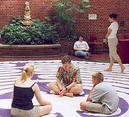 Personas caminando y sentadas en meditación en un gran laberinto dibujado en el piso de una iglesia, ilustrando la adopción de prácticas místicas y contemplativas criticadas en el contexto de la influencia de Una Vida con Propósito.