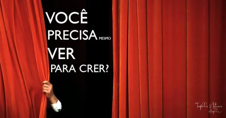 Una mano abriendo las cortinas rojas del teatro con la frase "¿Realmente necesitas ver para creer?", ilustrando la crítica a la mayor bienaventuranza descuidada por el espectáculo místico del evangelicalismo moderno.