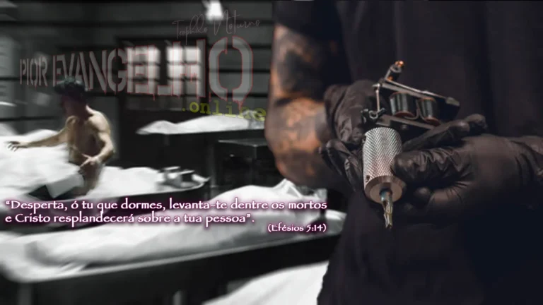 Primer plano de la mano de un tatuador cristiano enguantado que sostiene una máquina de tatuar afilada. El brazo del tatuador tiene tatuajes antiguos. El fondo es una morgue borrosa con camillas, donde una figura en la esquina izquierda se levanta, "resucitando". Superpuesto a la imagen se encuentra el logo "Teophilo Noturno WORST GOSPEL online" y la cita de Efesios 5:14: "Despierta, tú que duermes, levántate de entre los muertos, y te alumbrará Cristo", ilustrando visualmente el llamado a salir de la muerte espiritual de la apostasía.