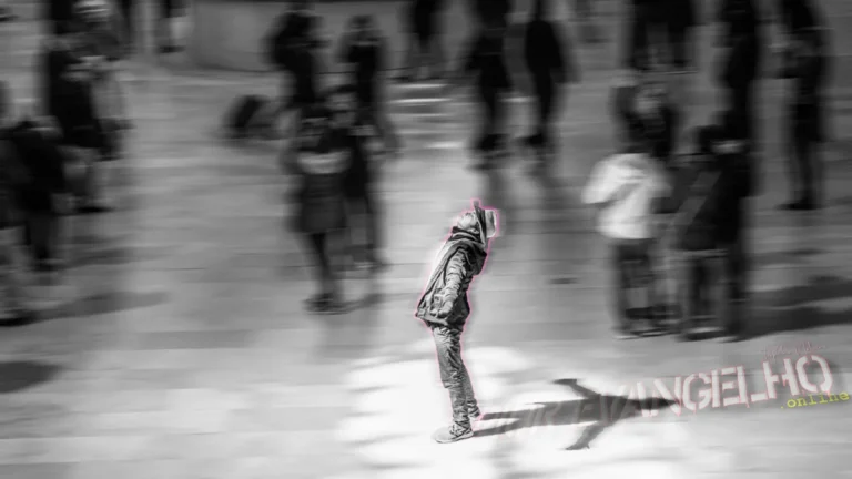 Un hombre, iluminado e inmóvil, se encuentra en medio de una multitud borrosa y en movimiento, simbolizando la santificación bíblica y la separación del mundo.