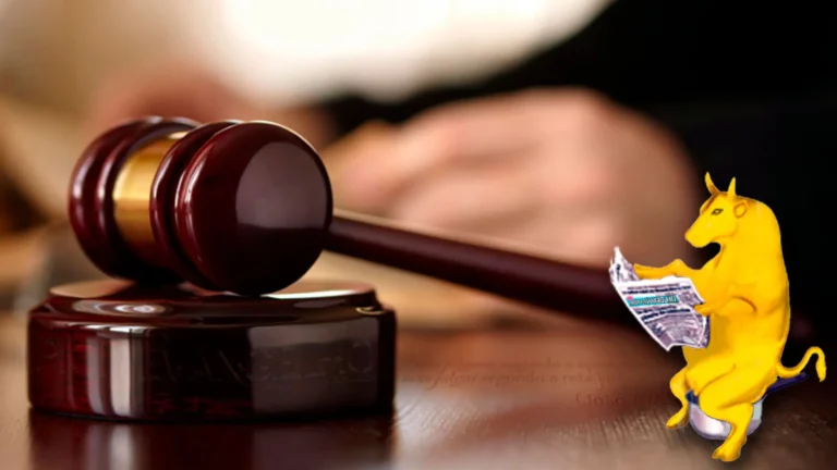 Un mazo de juez de madera reposa sobre una mesa de tribunal con una ilustración de un toro amarillo en el fondo, que representa el desafío del juicio bíblico.
