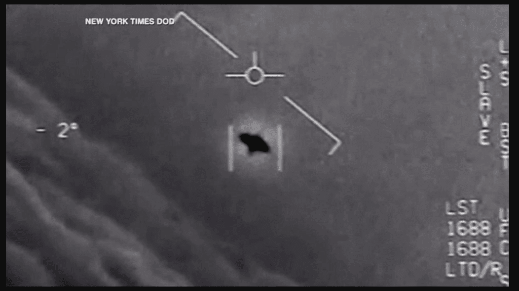 Imagen FLIR del Pentágono que muestra el objeto Tic Tac observado por el USS Nimitz, sin alas ni propulsión visible, citado como ejemplo de un fenómeno aéreo inusualmente elevado: ¿extraterrestres?